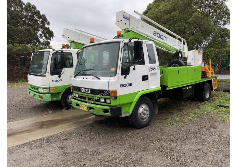 caption 1996 ISUZU FSR 500 Travel Tower Truck