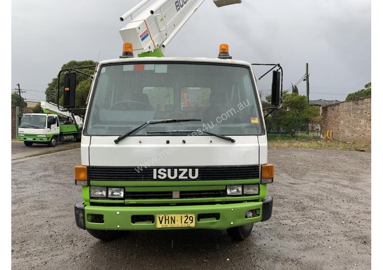 caption 1996 ISUZU FSR 500 Travel Tower Truck