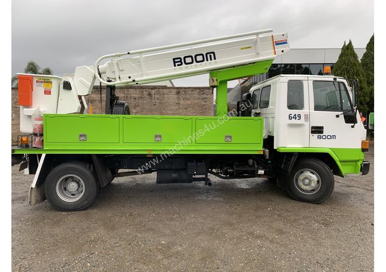 caption 1996 ISUZU FSR 500 Travel Tower Truck