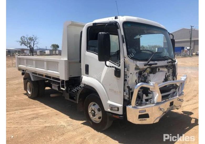 caption 2018 Isuzu FRR500