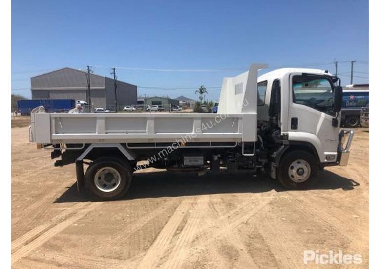caption 2018 Isuzu FRR500