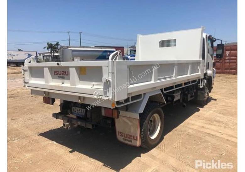 caption 2018 Isuzu FRR500