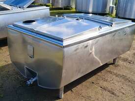 1,180lt STAINLESS STEEL TANK, MILK VAT - picture2' - Click to enlarge