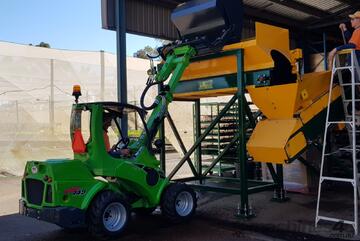 Avant 745 Articulated Mini Loader w Telescopic Boom & Hi-tip Bucket