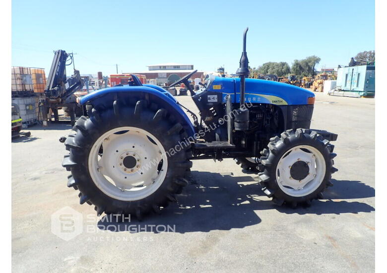 caption 2014 SHANGHAI NEW HOLLAND SNH704 FRONT WHEEL ASSIST TRACTOR
