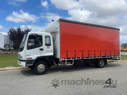 Truck Curtainsider Isuzu 525 5 tonne 220HP SN1201 1DEZ159