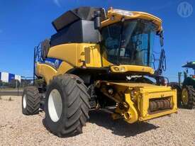 New Holland CR9090 Header & 41ft Midwest - picture0' - Click to enlarge