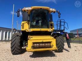 New Holland CR9090 Header & 41ft Midwest - picture0' - Click to enlarge