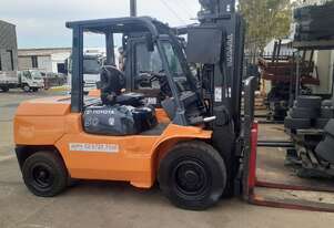 ACTIVE FORKLIFTS - 5 Ton toyota container entry diesel forklift for sale-4.3m mast side shift solid