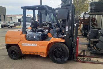 ACTIVE FORKLIFTS - 5 Ton toyota container entry diesel forklift for sale-4.3m mast side shift solid