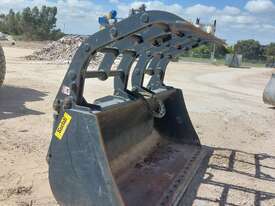Case Loader Grapple Bucket - picture1' - Click to enlarge
