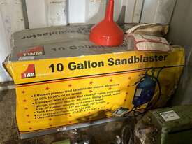 10 GALLON SAND BLASTER - picture0' - Click to enlarge