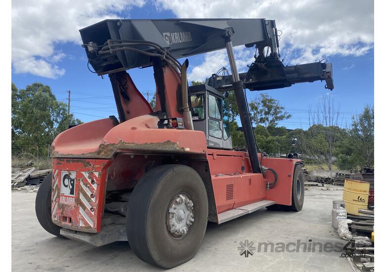 caption Kalmar Reach Stacker - DRT450
