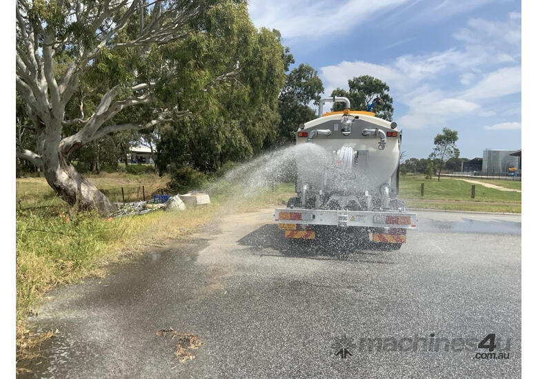 caption Isuzu FSR 140/120-260 Water truck Truck