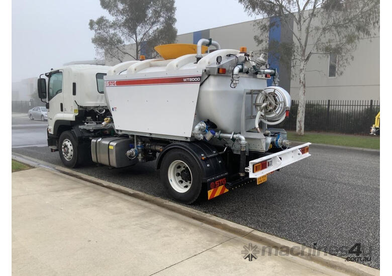 caption Isuzu FSR 140/120-260 Water truck Truck