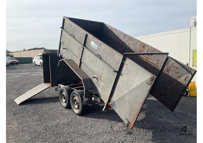 caption 2019 National Trailers & Campers Tipping Box Trailer
