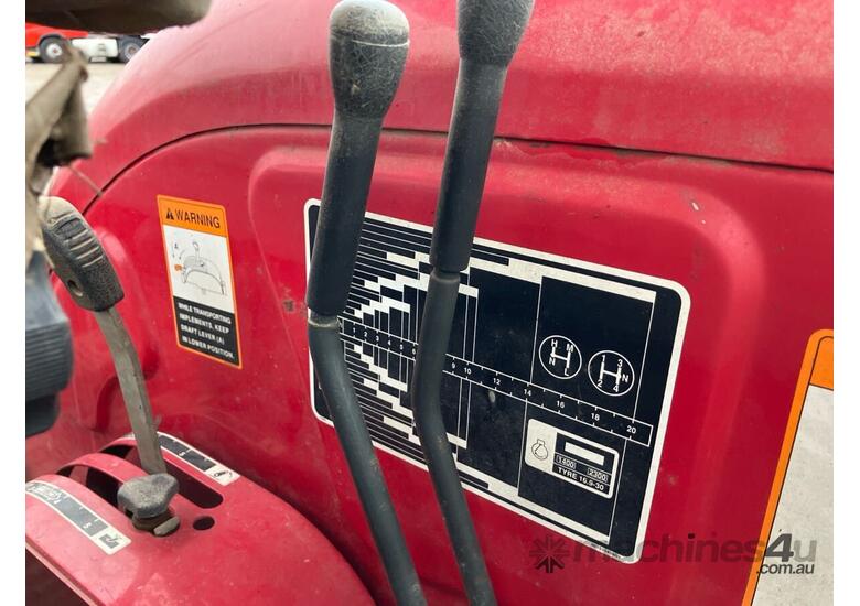 caption Mahindra 7520 Tractor/ Loader (4 x 4)