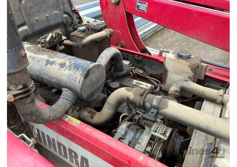 caption Mahindra 7520 Tractor/ Loader (4 x 4)