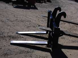 Caterpillar IT28 quick hitch forks - picture0' - Click to enlarge