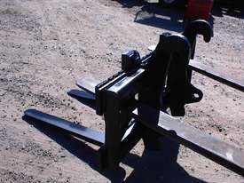 Caterpillar IT28 quick hitch forks - picture1' - Click to enlarge