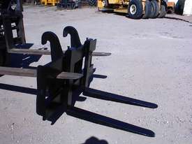 Caterpillar IT28 quick hitch forks - picture2' - Click to enlarge