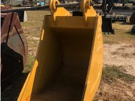 Trenching Bucket With Teeth - picture0' - Click to enlarge