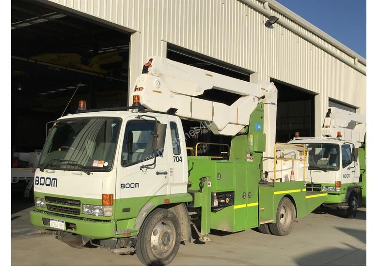 caption 2005 MITSUBISHI FK600 Travel Tower Truck