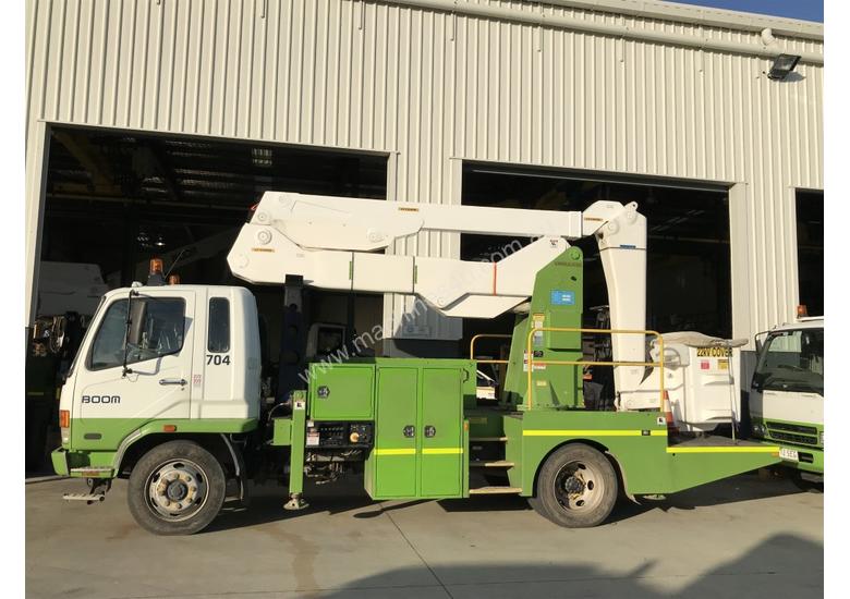 caption 2005 MITSUBISHI FK600 Travel Tower Truck