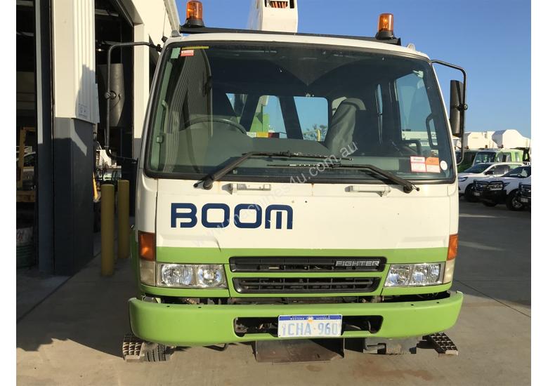 caption 2005 MITSUBISHI FK600 Travel Tower Truck