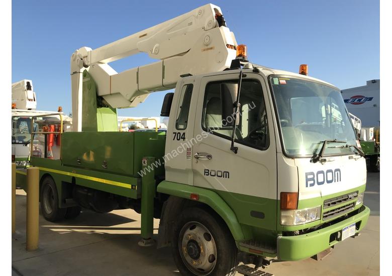 caption 2005 MITSUBISHI FK600 Travel Tower Truck