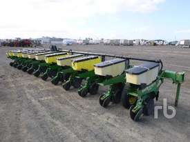 JOHN DEERE 1700 Planter - picture0' - Click to enlarge