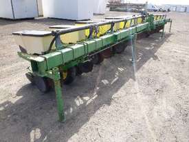 JOHN DEERE 1700 Planter - picture2' - Click to enlarge