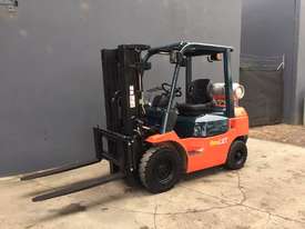 Toyota 42-7FG 25 2.5 Ton LPG forklift Container Mast - Refurbished & Repainted - picture0' - Click to enlarge