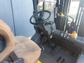 TCM 4000kg Diesel Forklift with 4350mm 3 Stage Container Mast - picture0' - Click to enlarge