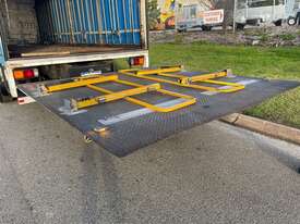 Truck Curtainsider Tail lift Mitsubishi Airbag 8 tonne SN1132 1HJM594 - picture0' - Click to enlarge