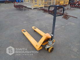 2.5T MANUAL PALLET TROLLEY - picture0' - Click to enlarge