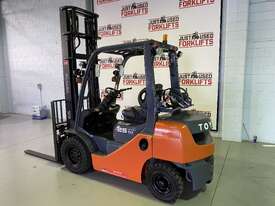 2017 TOYOTA 32-8FG25   DELUXE MODEL LPG GAS FORKLIFT 4500 2 STAGE CLEARVIEW MAST WITH FORK POSITIONE - picture0' - Click to enlarge