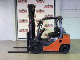 2017 TOYOTA 32-8FG25   DELUXE MODEL LPG GAS FORKLIFT 4500 2 STAGE CLEARVIEW MAST WITH FORK POSITIONE - picture0' - Click to enlarge