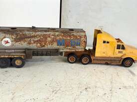 TOY PRIME MOVER & TANKER - picture0' - Click to enlarge