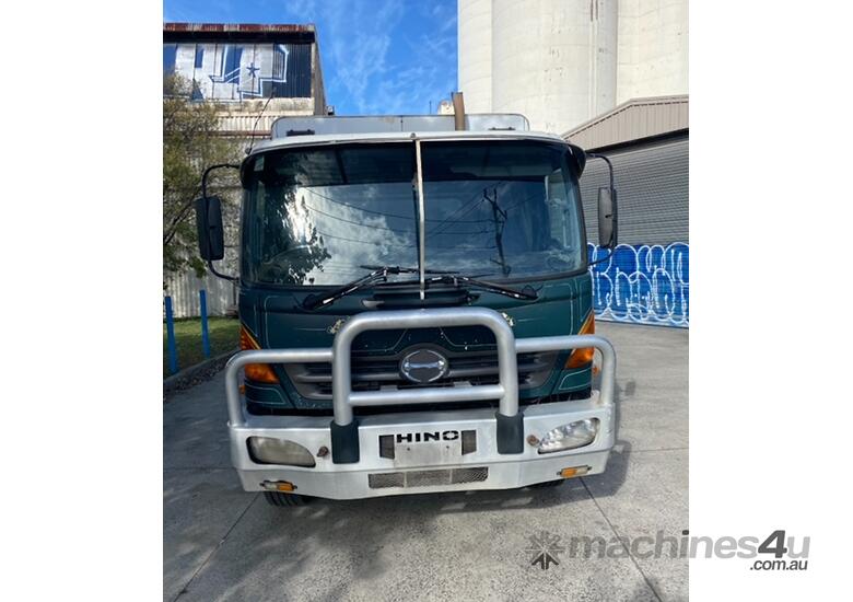 caption 2006 Hino GH1J Series Horse Transport Truck with Ramp - Melbourne