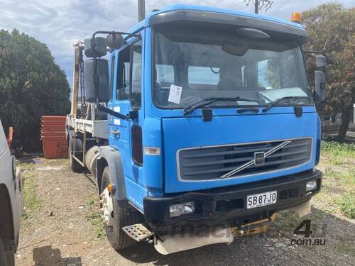 2004 Volvo FL6E Skip Bin Truck