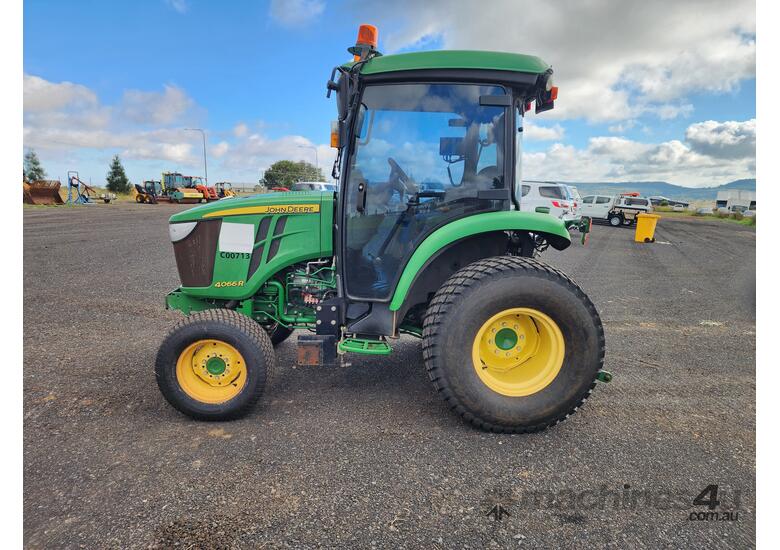 caption 2014 John Deere 4066R (2WD)