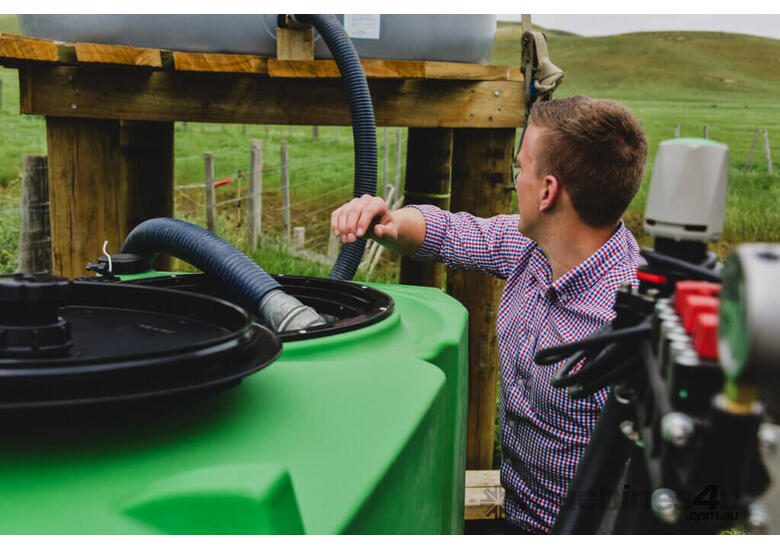 caption Applic8r LX890 402 Mounted Boom Sprayers