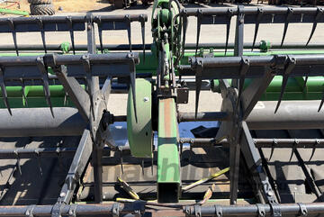 John Deere   640D Draper Front