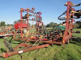Versatile 3400  Air seeder Complete Multi Brand Seeding/Planting Equip - picture0' - Click to enlarge