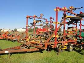 Versatile 3400  Air seeder Complete Multi Brand Seeding/Planting Equip - picture0' - Click to enlarge