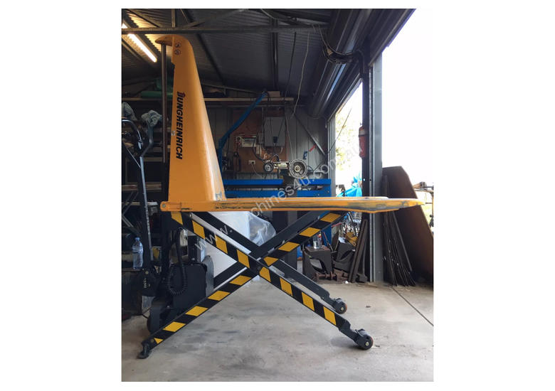 caption JUNGHEINRICH AMX 10e ELECTRO / HYDRAULIC PALLET TRUCK