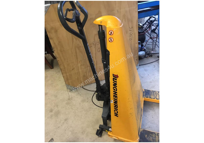 caption JUNGHEINRICH AMX 10e ELECTRO / HYDRAULIC PALLET TRUCK