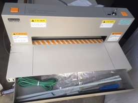Paper cutting machine  - picture0' - Click to enlarge