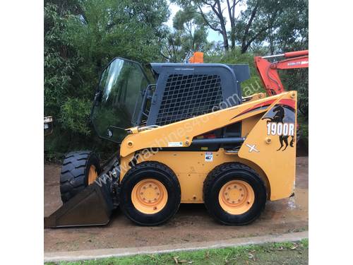 2014 MUSTANG 1900R SKID STEER LOADER A/C 2000 HOURS HIGH FLOW POWER TACH RIDE CONTROL PILOT CONTROLS